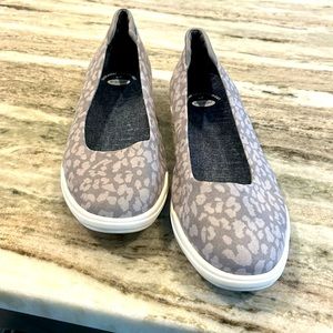 NWOT Women’s size 11 gray leopard 🐆print, Dr Scholl’s